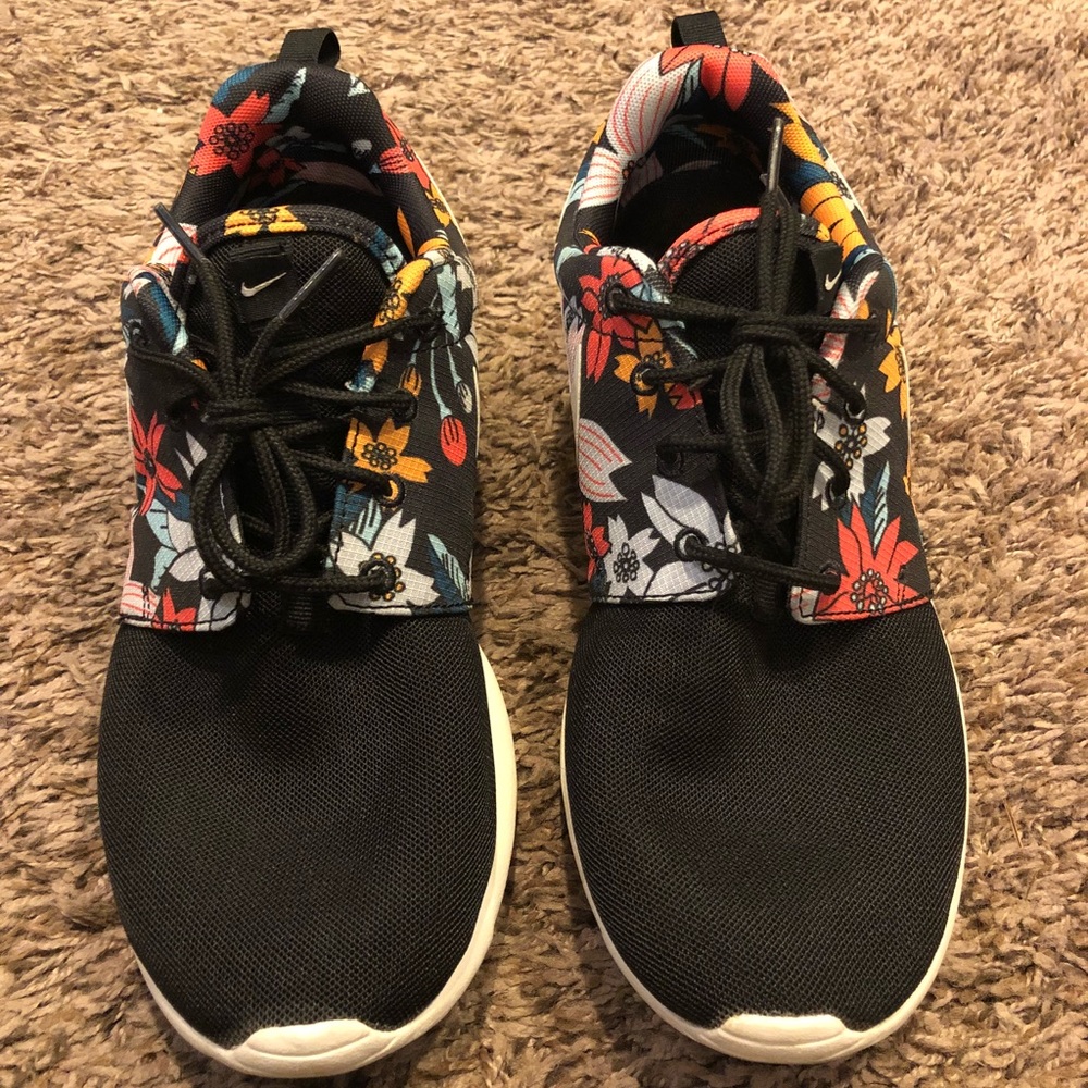 US 9 WOMEN’S NIKE ROSHE FLOWER PRINT RUNNING SHOES